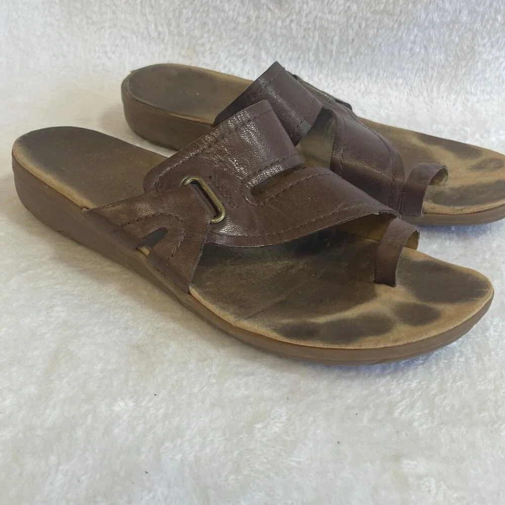 Bare Traps Jonnie‎ Brown Leather Slip On Thong Sandals Women's Shoes Size 7.5M
